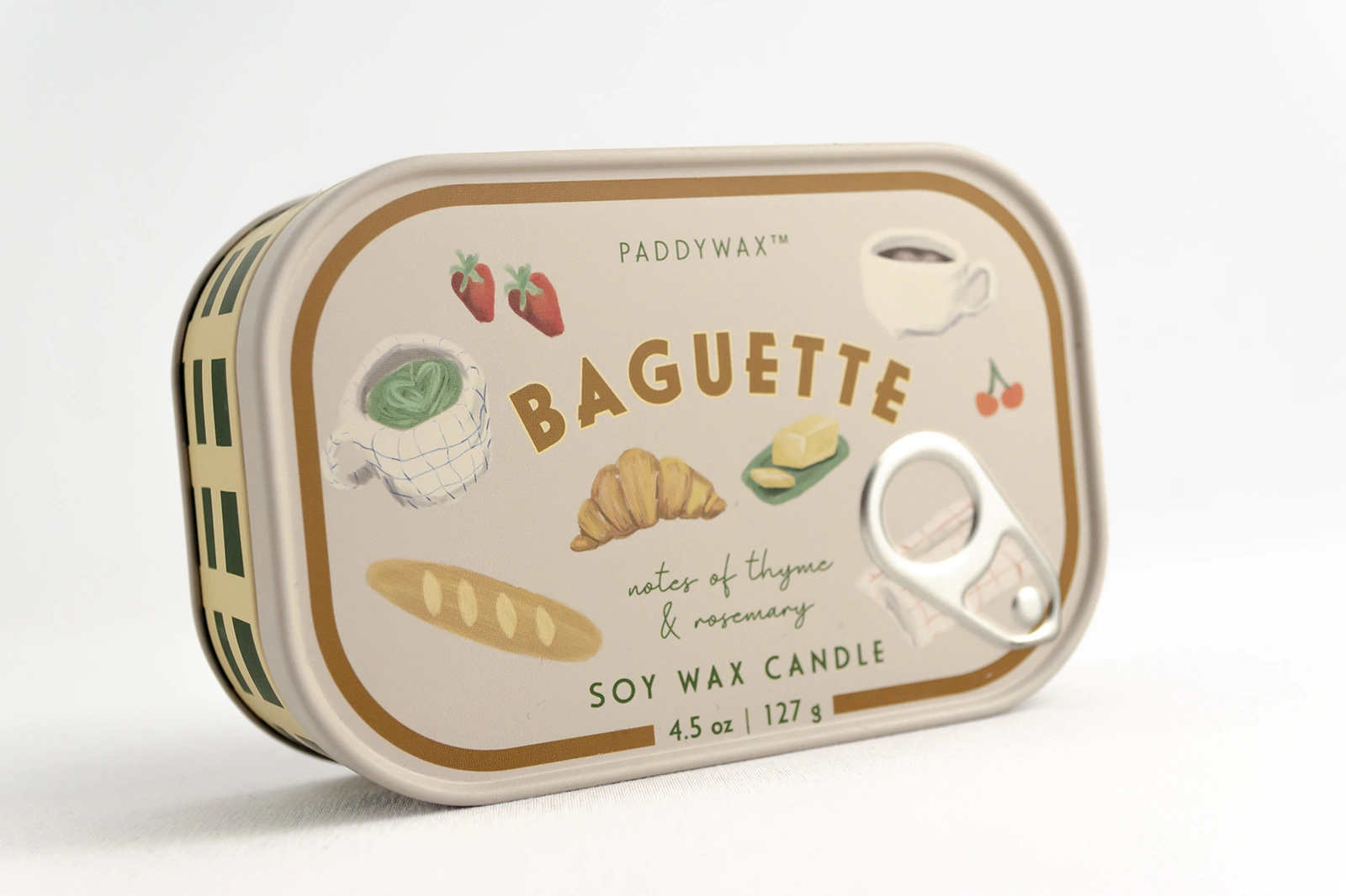 Vela aromática Paddywax Baguette Bistro en lata decorativa con ilustraciones hechas a mano y aroma a café parisino, un detalle original de la caja regalo ¡Vámonos de picnic!