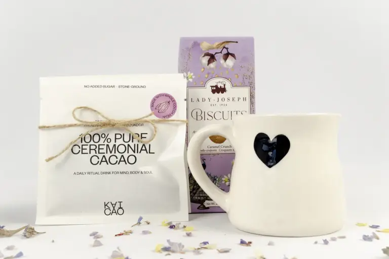 Cacao ceremonial Kaicao, galletas crujientes de caramelo Lady Joseph y taza artesanal portuguesa CerAmor, una selección de detalles gourmet de «Capricho en blanco y negro».