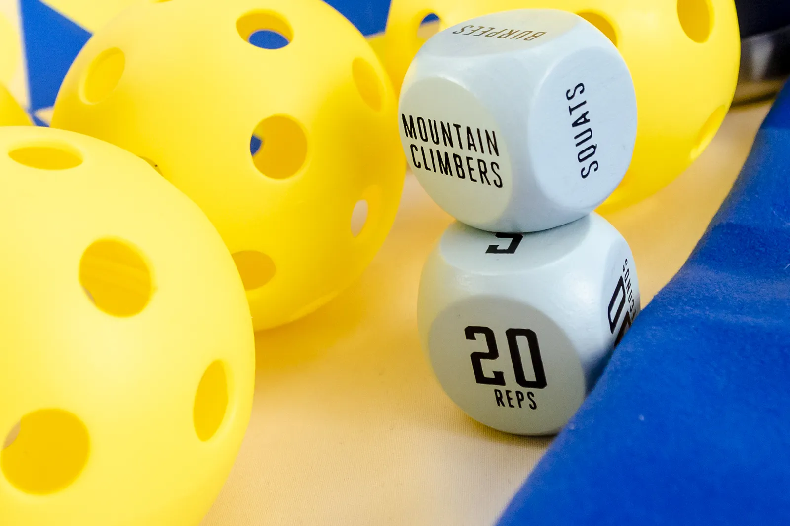 Dados de ejercicio y pelotas de pickleball Gentlemen's Hardware, accesorios para combinar actividad física y diversión. Regalo para deportistas y amantes del fitness.