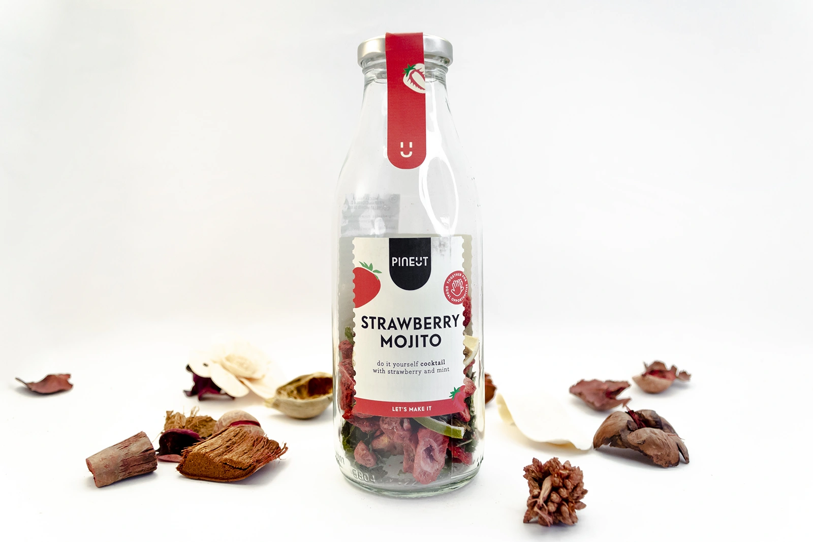 Botella PineUt Strawberry Mojito con fresas, menta y cítricos deshidratados para preparar mojito de fresa en casa. Regalo DIY para amantes de los cócteles.