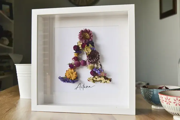 Regalo a medida con cuadro de flores preservadas en forma de inicial A y nombre personalizado