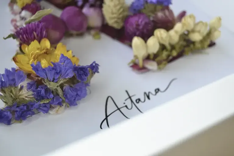 Cuadro de flores preservadas personalizado con nombre Aitana visto en detalle