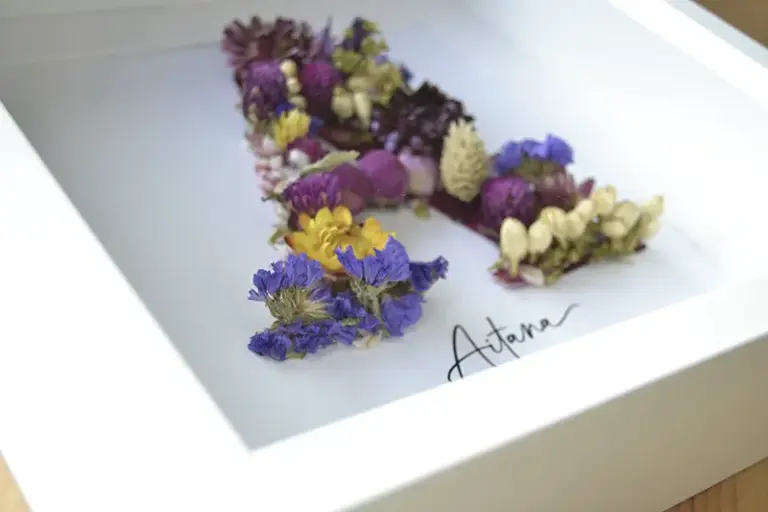 Regalo personalizado con inicial A decorada con flores preservadas y nombre Aitana