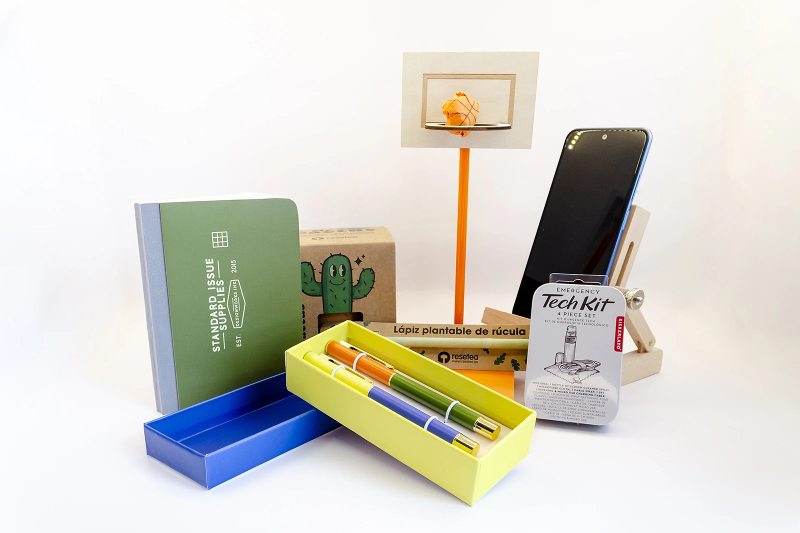 Caja regalo «¡Márcate un triple!» con artículos de papelería, accesorios de escritorio, kit de cactus y detalles tecnológicos. Regalo para estudiantes y amantes del diseño.