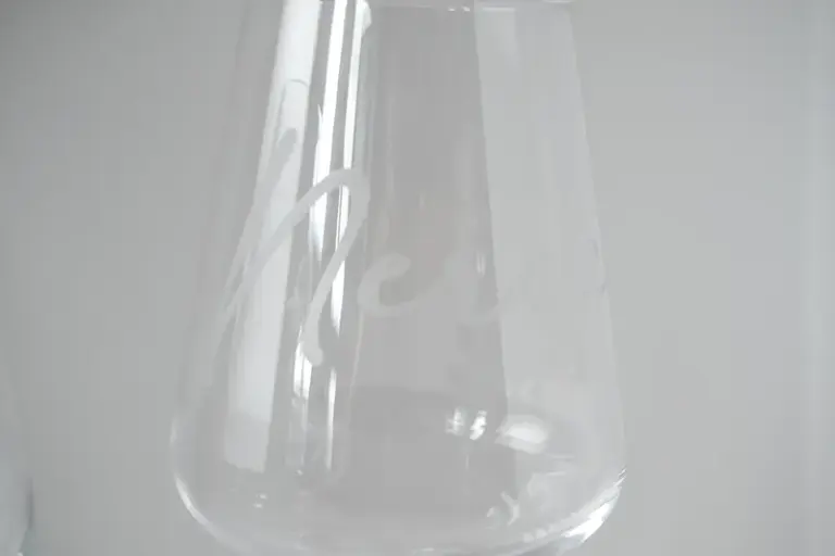 Regalo personalizado para Nerea con copa de vino grabada con su nombre