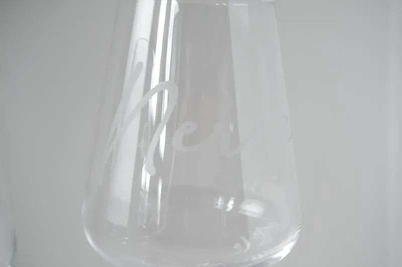 Regalo personalizado para Nerea con copa de vino grabada con su nombre