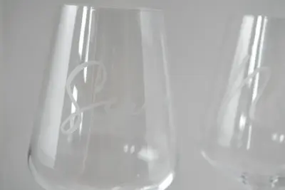 Regalo personalizado para novios con copas de vino con los nombres Nerea y Sergio