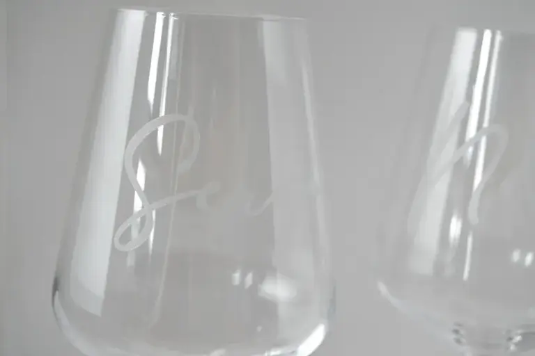 Regalo personalizado para novios con copas de vino con los nombres Nerea y Sergio