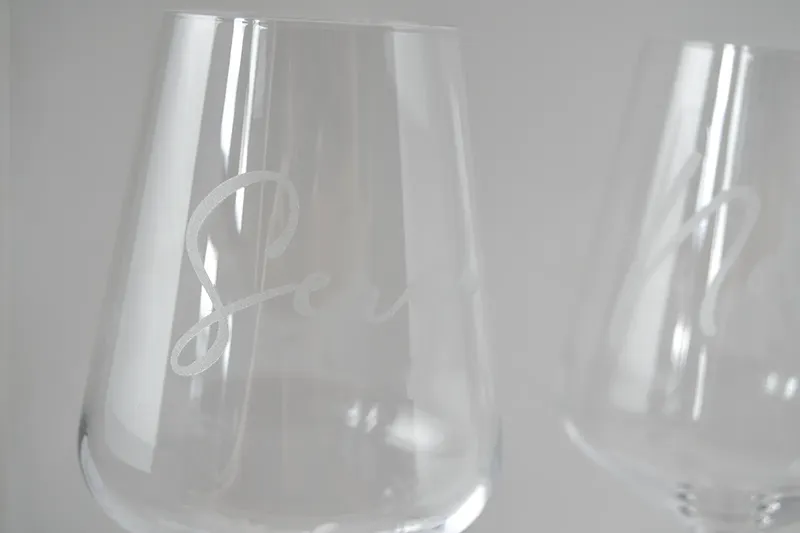 Regalo personalizado para novios con copas de vino con los nombres Nerea y Sergio
