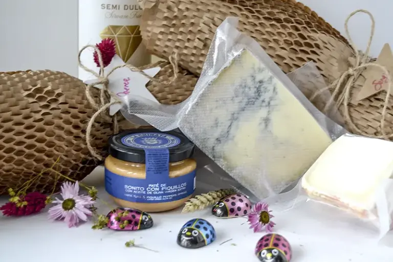 Regalo de boda personalizado para Sergio y Nerea con cesta gourmet y productos seleccionados