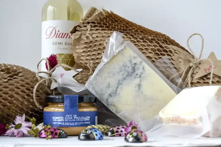 Cesta gourmet personalizada para regalar a unos novios con vino, queso, jamón, paté y chocolates