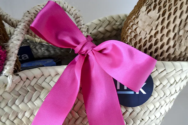 Cesta de regalo personalizada para boda con productos gourmet y copas de vino