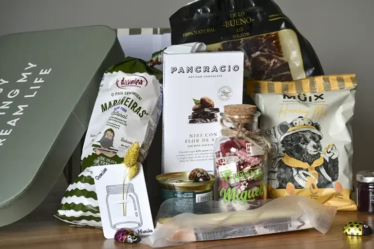 Regalo gourmet personalizado para el cumpleaños de Miguel en caja decorativa verde oliva con productos delicatessen
