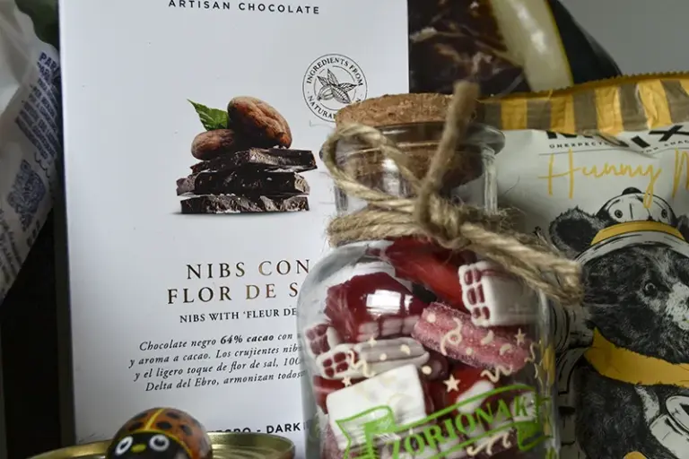 Botella personalizada, chocolate artesanal con nibs de cacao y frutos secos gourmet en caja de regalo