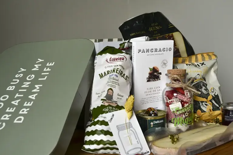 Regalo gourmet personalizado de cumpleaños para Miguel con productos delicatessen presentado en caja decorativa verde oliva