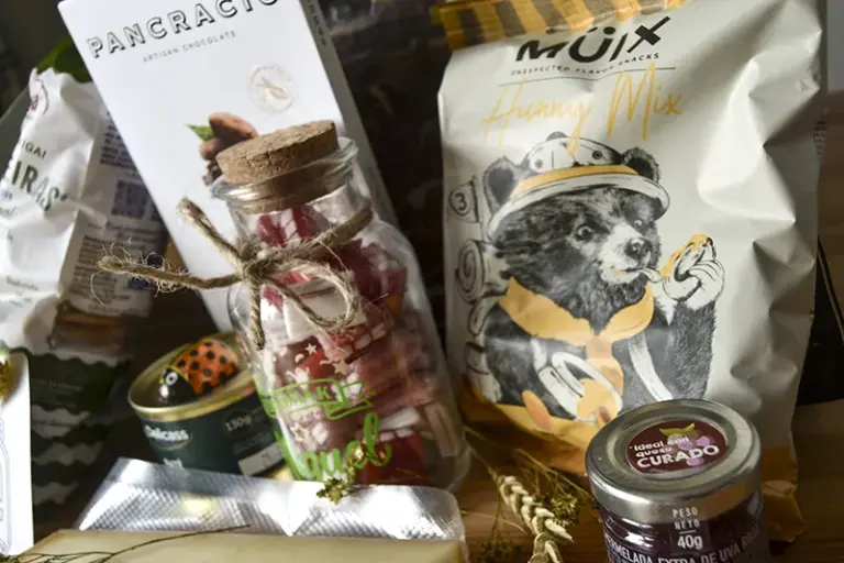 Caja verde oliva con regalo gourmet personalizado y mensaje «Demasiado ocupado creando la vida de mis sueños»