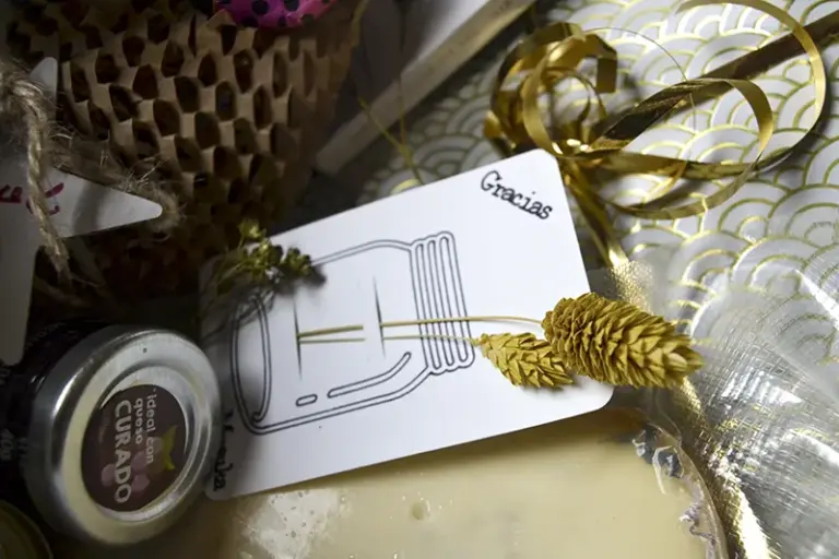 Presentación cuidada de productos gourmet y delicatessen dentro de una caja decorativa para regalo de cumpleaños