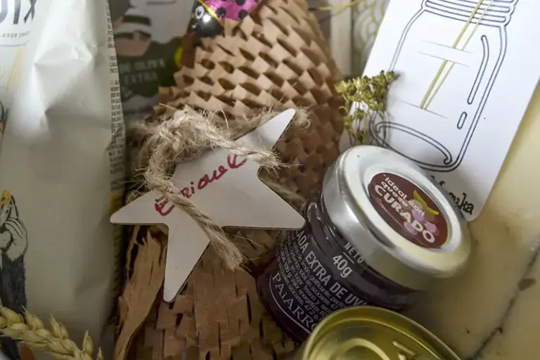 Detalle de presentación de productos gourmet en caja decorativa personalizada para regalo de cumpleaños