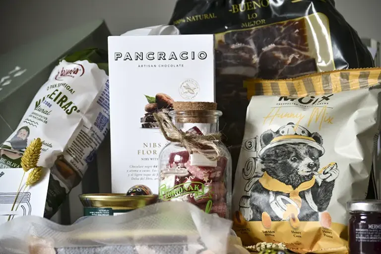 Regalo de cumpleaños personalizado para Miguel con botella de cristal de gominolas y productos gourmet en caja verde oliva