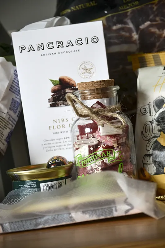 Caja de regalo gourmet con queso, paté de oca, chocolate artesanal, jamón ibérico y frutos secos