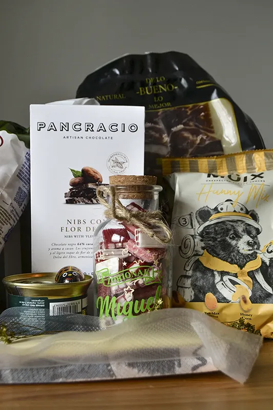 Regalo gourmet de cumpleaños con selección de productos delicatessen y presentación en caja decorativa