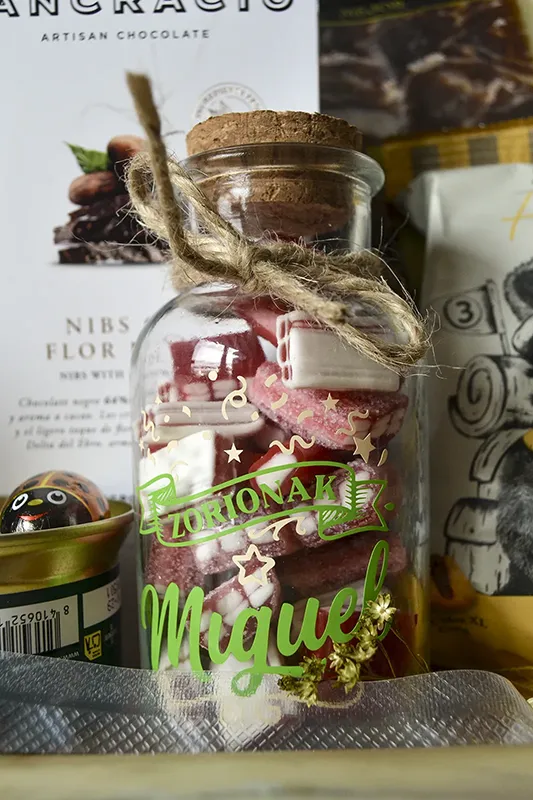 Caja de regalo personalizada con productos gourmet como queso, paté de oca, chocolate artesanal, jamón ibérico y mermelada