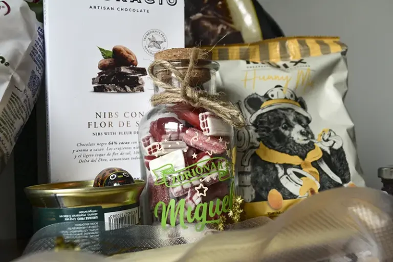 Botella de cristal personalizada con «Felicidades Miguel» y gominolas como parte de un regalo gourmet de cumpleaños