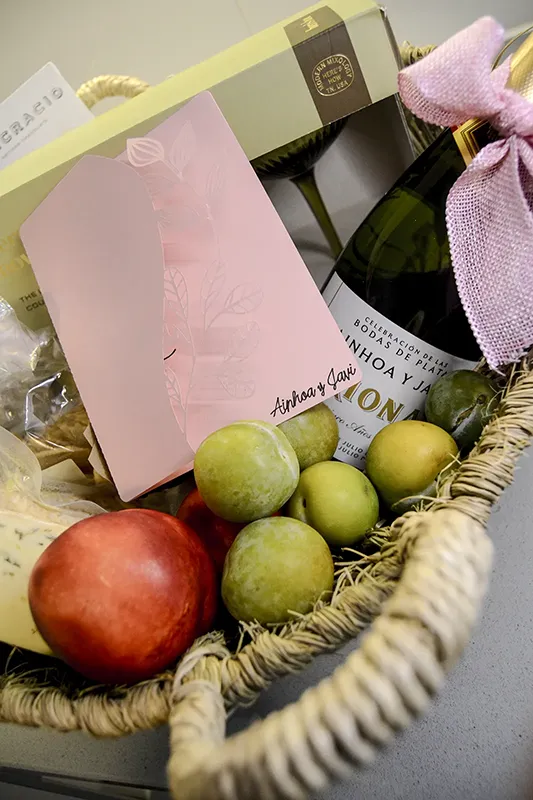 Cesta de regalo personalizada para bodas de plata con cava, tarjeta, frutas, chocolate y planta