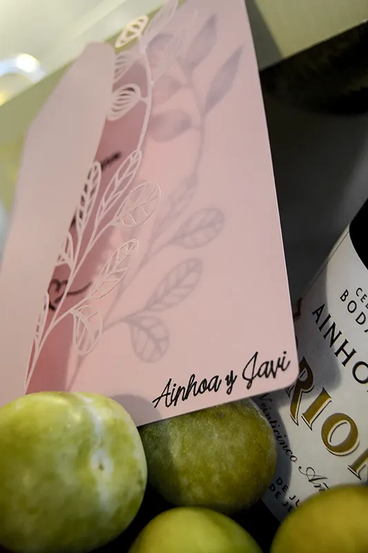 Regalo personalizado para 25 aniversario de boda con tarjeta, frutas y botella de cava