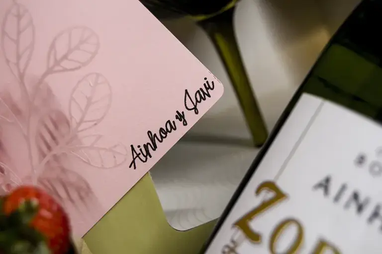 Regalo personalizado para pareja con botella de cava, tarjeta y dos copas de cóctel verdes