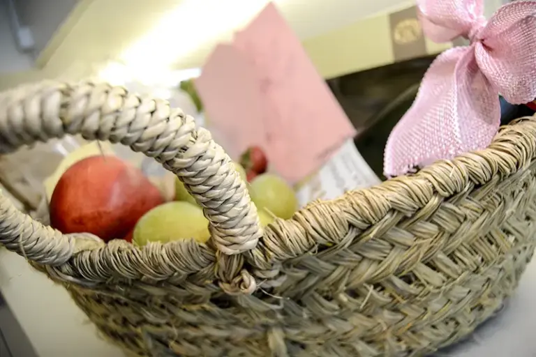 Cesta de esparto con regalo a medida para celebrar las bodas de plata de una pareja