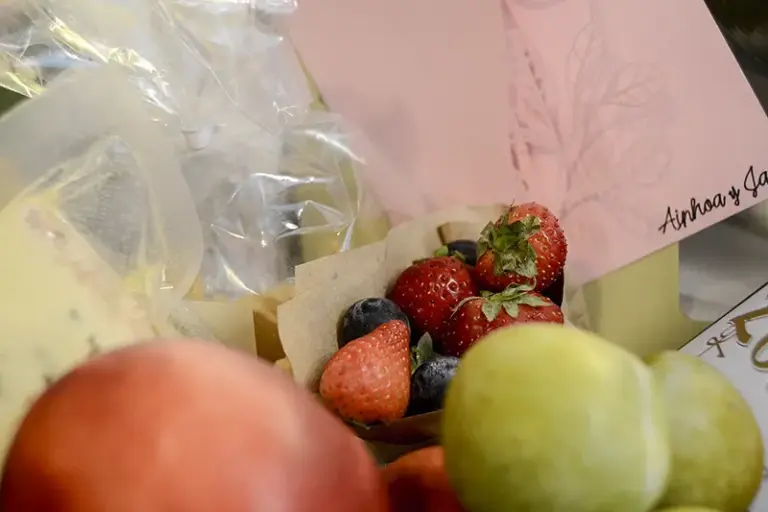 Regalo de bodas de plata con surtido de frutas frescas y tarjeta personalizada para la pareja