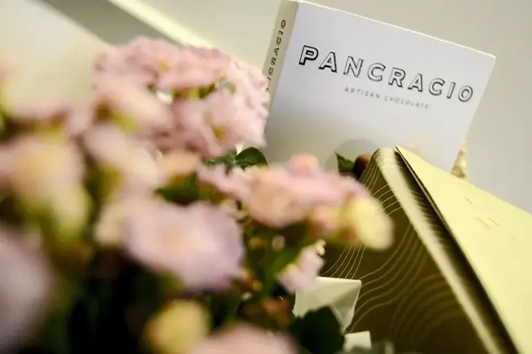 Tableta de chocolate negro Pancracio incluida en una cesta de regalo personalizada