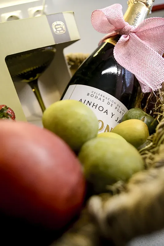 Regalo a medida para celebrar 25 años de matrimonio con cava, frutas, chocolate, planta y copas