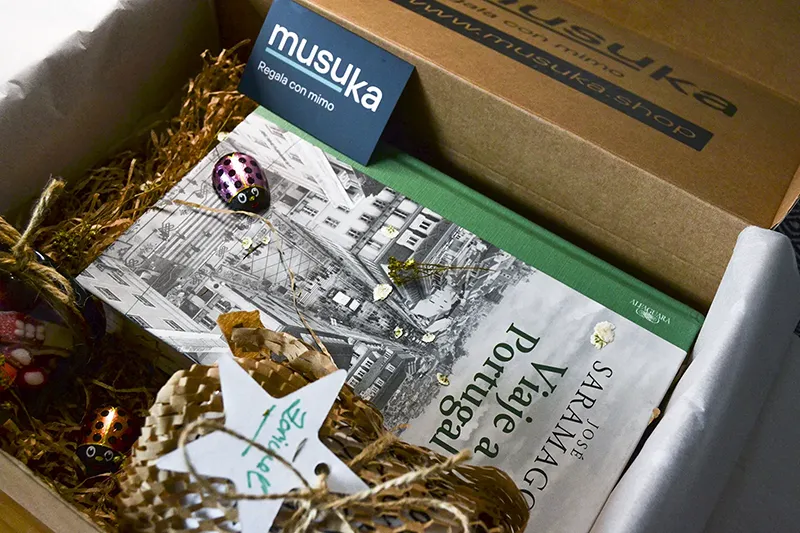 Regalo de cumpleaños personalizado para amante de los viajes con libro «Viaje a Portugal», taza y dulces