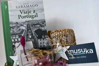 Regalo personalizado de cumpleaños con libro «Viaje a Portugal», taza personalizada, tarro de gominolas y chocolates de mariquita