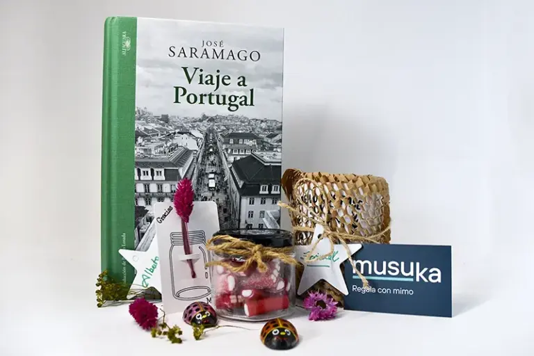 Regalo de cumpleaños a medida con «Viaje a Portugal» de José Saramago, taza personalizada, tarro de gominolas y chocolates de mariquita