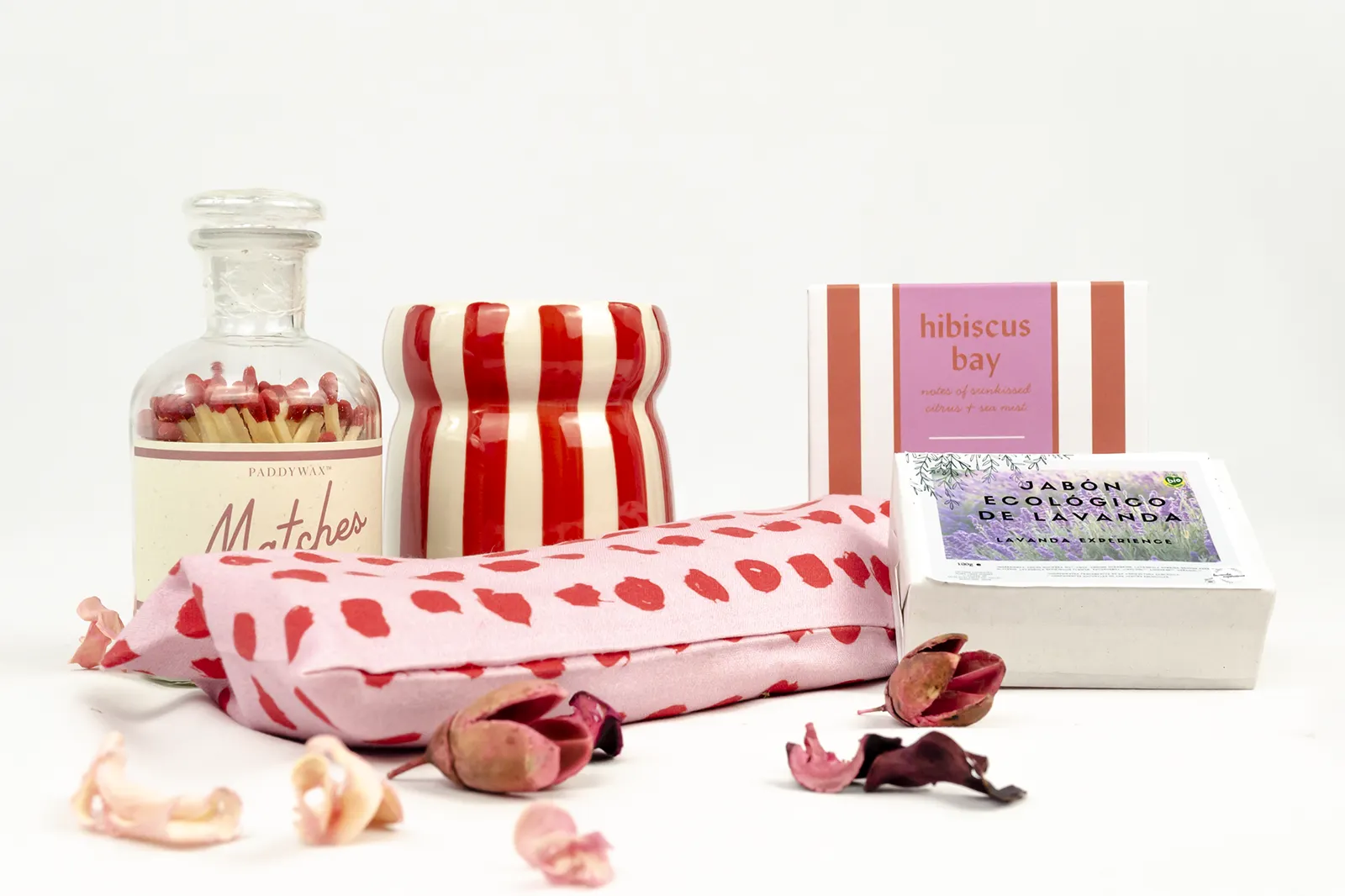 Regalo romántico «Aromas de La Provenza» con vela decorativa Paddywax, botella de cerillas de madera, jabón de lavanda y almohada relajante rosa con corazones rojos.