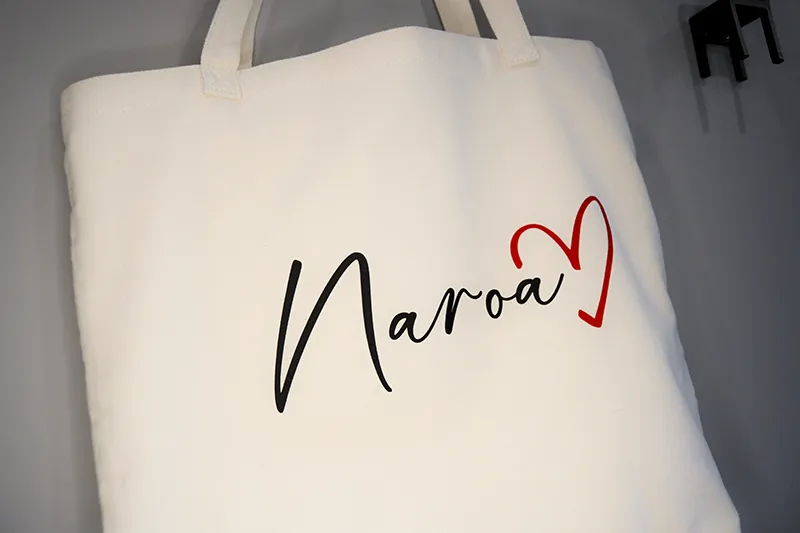 Tote bag personalizada con nombre Naroa y dibujo de un corazón