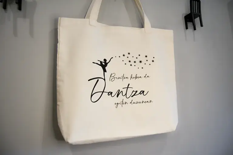 Tote bag personalizada con bailarina de ballet, estrellas y la frase «La vida es mejor cuando bailas»