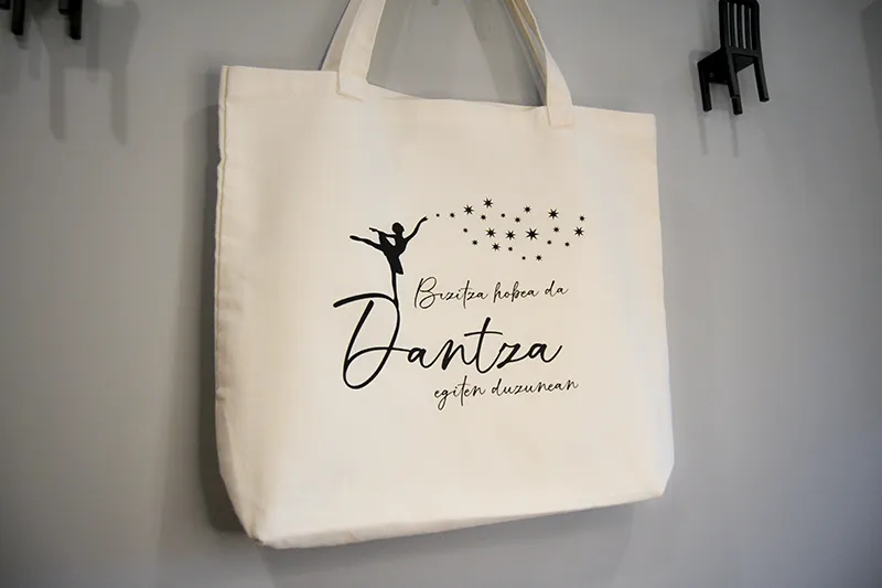 Tote bag personalizada con bailarina de ballet, estrellas y la frase «La vida es mejor cuando bailas»