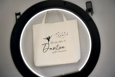 Bolsa de tela personalizada, regalo a medida con bailarina de ballet, estrellas y la frase «La vida es mejor cuando bailas»