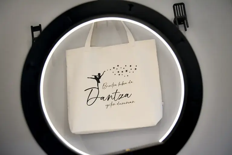 Bolsa de tela personalizada, regalo a medida con bailarina de ballet, estrellas y la frase «La vida es mejor cuando bailas»