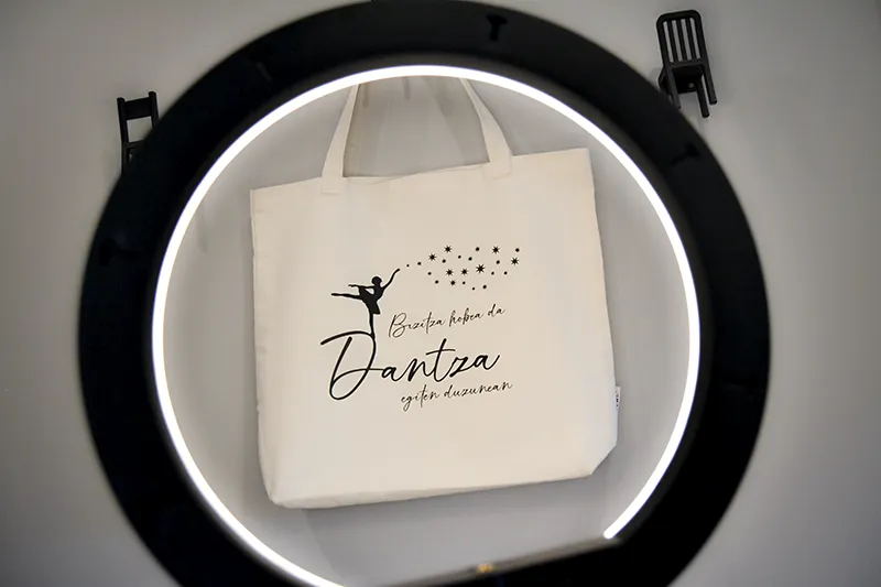 Bolsa de tela personalizada, regalo a medida con bailarina de ballet, estrellas y la frase «La vida es mejor cuando bailas»